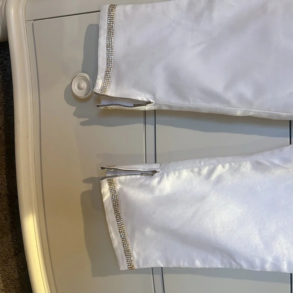Baccini NWT White Capri Jeans with gold crystals and 5” zipper at bottom of legs - Picture 4 of 5